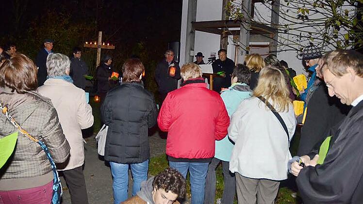 Pfarrer Michael Foltin (am Rednerpult im Hintergrund) sprach zur Friedensandacht an der Friedenskapelle bewegende Worte und meinte, diese gemeinsame Friedensandacht setze nicht nur ein Zeichen, sondern auch Impulse für Friedensgebete als Mahnung zum Frieden. Rechts im Bild Pfarrer Christian Weigel. Foto: Karl-Heinz Hofmann