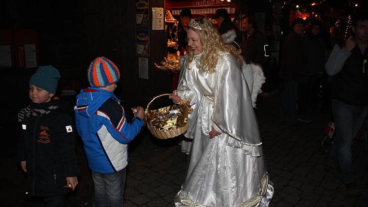 Das Christkind verteilte Süßigkeiten. Foto: Friedwald Schedel