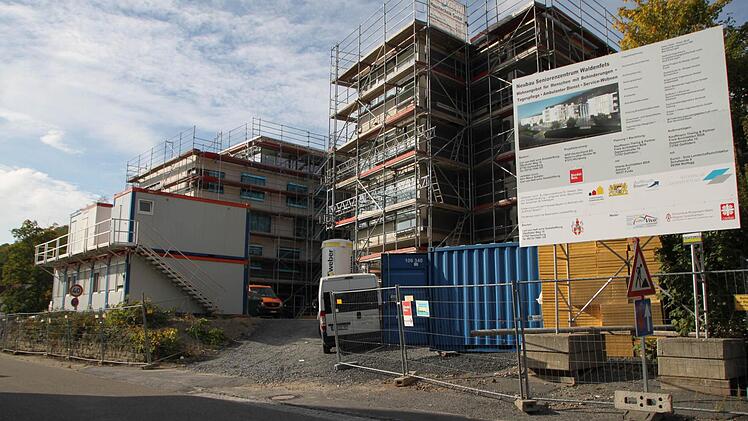 Impressionen von der Baustelle: Ein weiterer Gebäudekomplex beherbergt altersgerechte Wohnungen. Foto: Ulrike Müller
