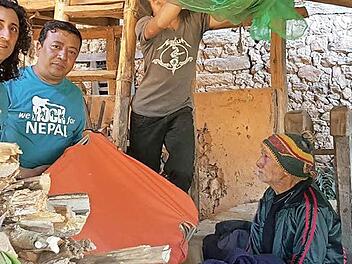 Zusammen mit seinem Freund Santa Ratna Shakya (Mitte) überbrachte Alberto Parmigiani einem Nepalesen polnische Feldbetten, die nach dem Erdbeben nicht mehr gebraucht wurden.