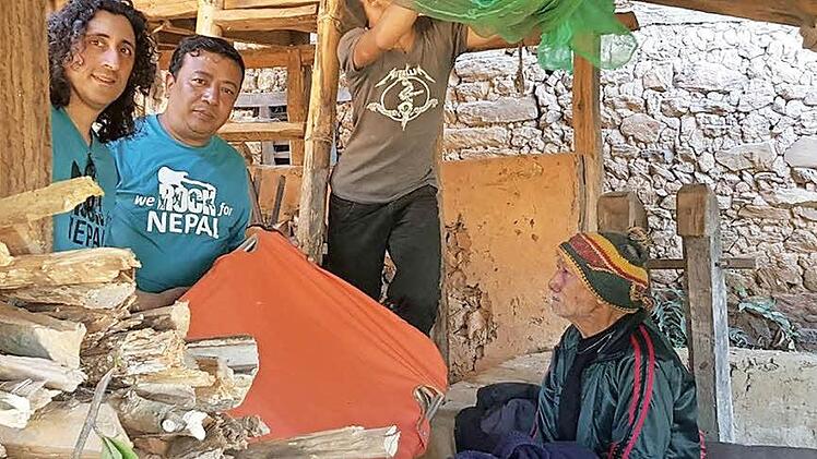Zusammen mit seinem Freund Santa Ratna Shakya (Mitte) überbrachte Alberto Parmigiani einem Nepalesen polnische Feldbetten, die nach dem Erdbeben nicht mehr gebraucht wurden.