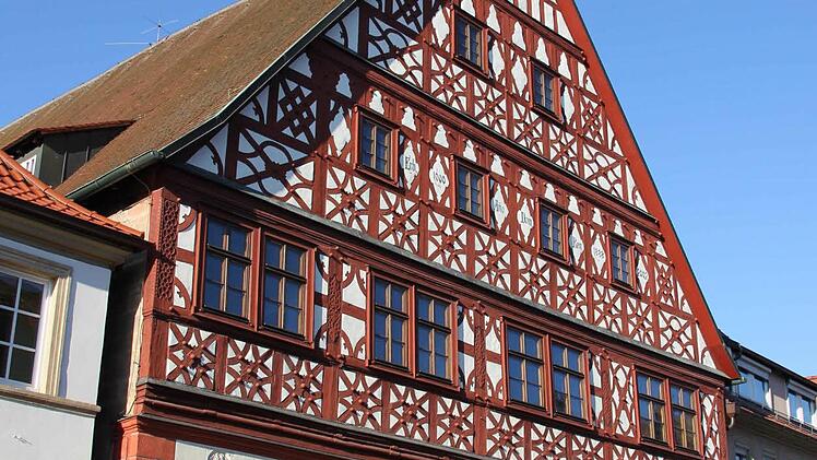 Im ersten und zweiten Stock des Rathauses am Marktplatz zieht die Vorhut der Landesbaudirektion ein.