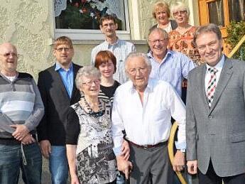 Im Familienkreis feierten Gertraud und Arnold Drechsler (Mitte) ihre Eiserne Hochzeit. Auch Landrat Klaus Löffler (rechts) gratulierte.  Foto: eh