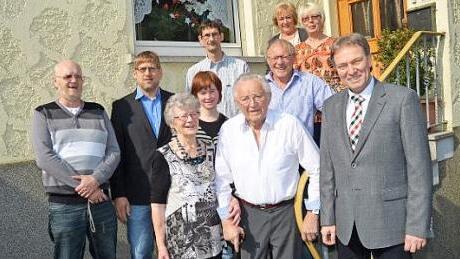 Im Familienkreis feierten Gertraud und Arnold Drechsler (Mitte) ihre Eiserne Hochzeit. Auch Landrat Klaus Löffler (rechts) gratulierte.  Foto: eh