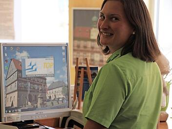 Carolin Böhmer zeigt im Kur- und Tourismusservice die Datenbank "Win Top", in der die Vermieterdaten erfasst sind. Sie ist eine große Hilfe, weil sie eine Schnittstelle für ein Online-Buchungssystem besitzt. Foto: kdm