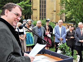 Initiator Gerhard Lehrberger (links) spricht vor den Gästen bei der Enthüllung des Flurl-Denkmals auf dem Kapellenfriedhof. Foto: Sigismund von Dobschütz