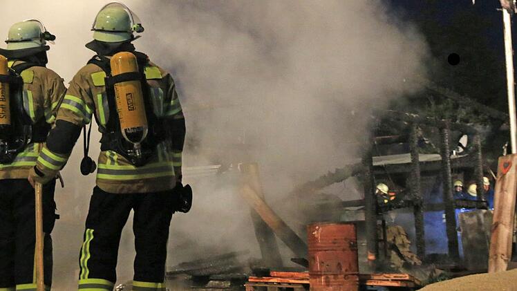 In Partenstein hat am Dienstagabend ein Lagerraumfeuer gefangen. Bis die Feuerwehr eintraf, war er bereits völlig ausgebrannt. Symbolfoto: NEWS5 / Merzbach
