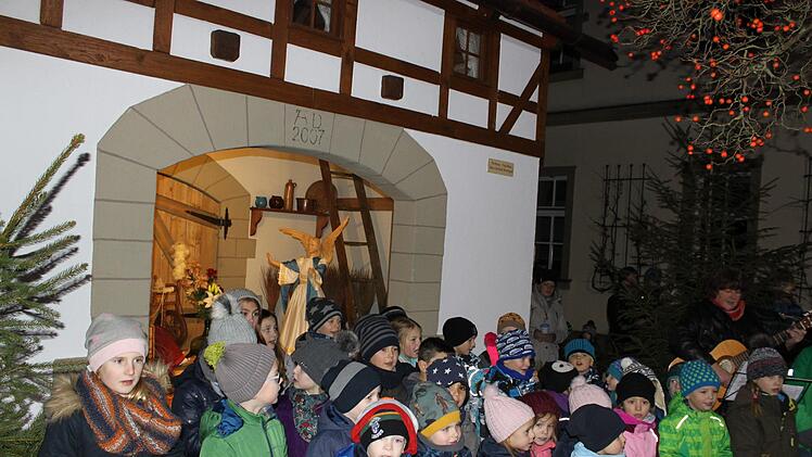 Eine Kindergruppe der Dreiberg-Schule umrahmte die Eröffnungsfeier der Großkrippe am Rathausplatz in Knetzgau.  Christiane Reuther