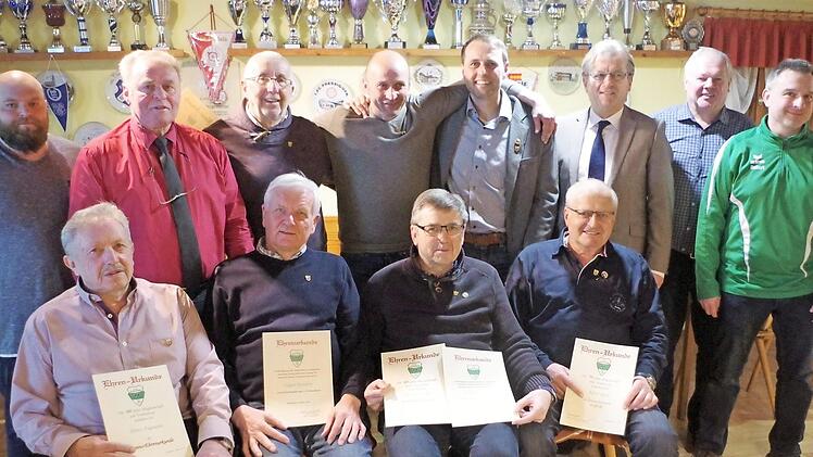 Ehrungen für 40- , 50- und 60-jährige Mitgliedschaft - mit im Bild auch Vorstandsmitglieder (v. l.) sowie Bürgermeister Rainer Detsch (3. v. r.)