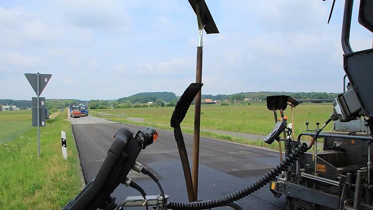Arbeiter verpassten  in den  vergangenen  Tagen den schadhaften Stellen auf der Schönwetterstraße zwischen Medbacher Kreisel und B470 neuen Asphalt. Foto: Christian Bauriedel