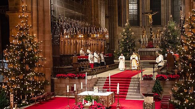 Die Christmette am Heiligen Abend - hier im Bamberger Dom - zieht Gl&auml;ubige wie Kirchenferne an.  Foto: Matthias Hoch
