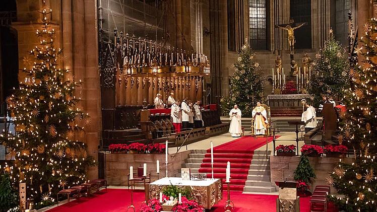 Die Christmette am Heiligen Abend - hier im Bamberger Dom - zieht Gläubige wie Kirchenferne an.  Foto: Matthias Hoch
