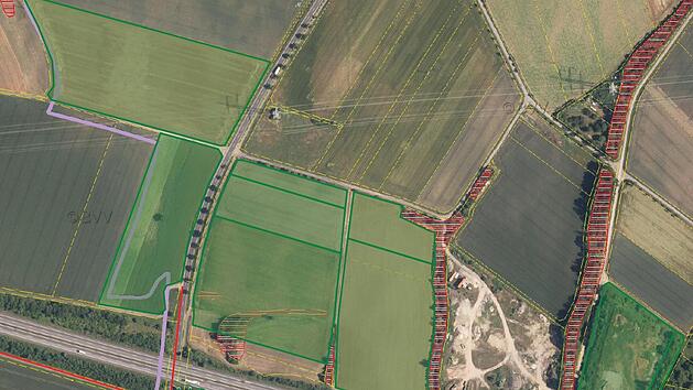 Die gr&uuml;n markierten Fl&auml;chen in der Gemarkung Sand n&ouml;rdlich der A&nbsp;70 sind grunds&auml;tzlich f&uuml;r Freifeld-Photovoltaikanlagen geeignet. Der Gemeinderat beschloss, diese nun n&auml;her zu untersuchen. Bayerische Vermessungsverwaltung, geoportal.bayern.de, EuroGeographics