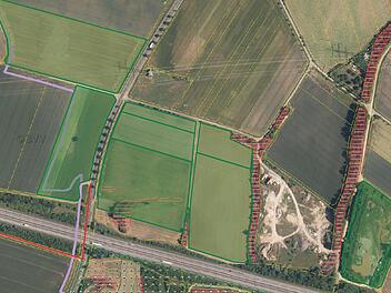 Die grün markierten Flächen in der Gemarkung Sand nördlich der A 70 sind grundsätzlich für Freifeld-Photovoltaikanlagen geeignet. Der Gemeinderat beschloss, diese nun näher zu untersuchen. Bayerische Vermessungsverwaltung, geoportal.bayern.de, EuroGeographics