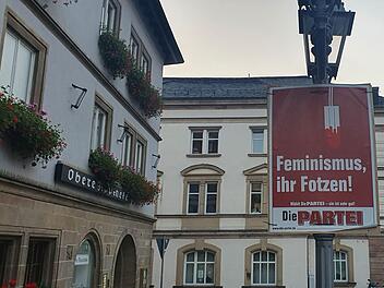 Dieses Wahlplakat der Satirepartei "Die Partei" ließ Passanten und Gastronomie-Besucher in der Oberen Stadt entsetzt und sprachlos zurück. Foto: Christine Fischer