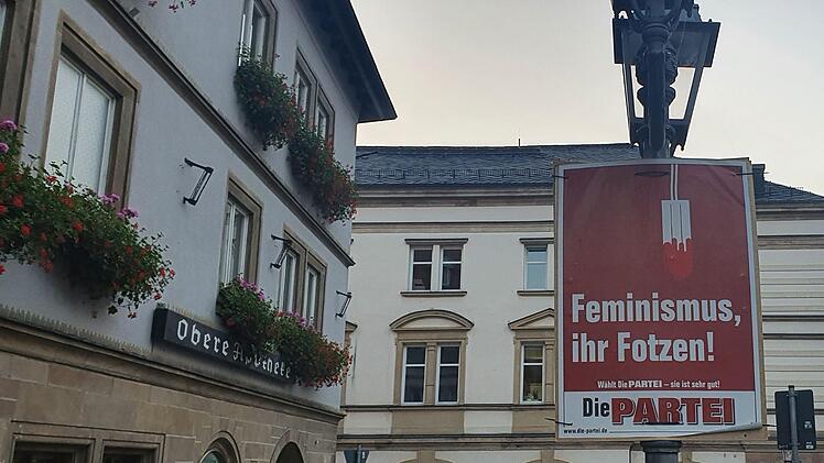 Dieses Wahlplakat der Satirepartei "Die Partei" ließ Passanten und Gastronomie-Besucher in der Oberen Stadt entsetzt und sprachlos zurück. Foto: Christine Fischer