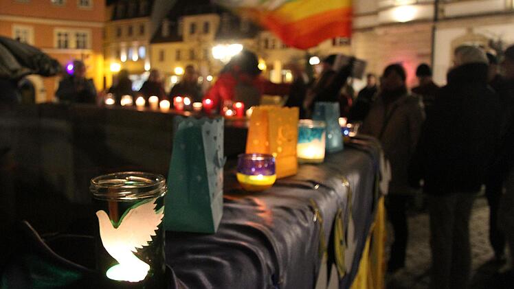 Friedenstauben und eine Regenbogenflagge mahnen für eine friedliche, bessere Welt. Foto: Sonny Adam
