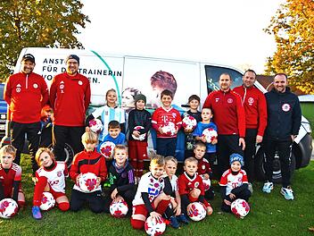 Die Fußballjugend mit ihren Trainern