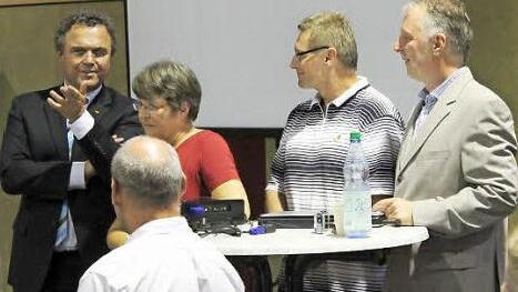Bundesinnenminister Hans-Peter Friedrich (links) im Gespräch mit (von links) Eva Matthies, Albert Köpplin und Thomas Heinrich in der Sporthalle in der ehemaligen US-Kaserne.