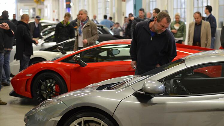 Eine riesige Auswahl an Rennautos zum Angeben in allen Formen und Farben Foto: Nikolas Pelke