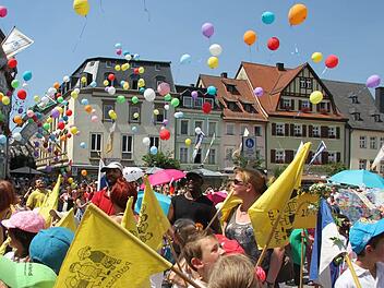 Bunte Luftballons steigen zum krönenden Abschluss des Gregorifests in den blauen Kulmbacher Himmel auf.  Fotos: Sonja Adam