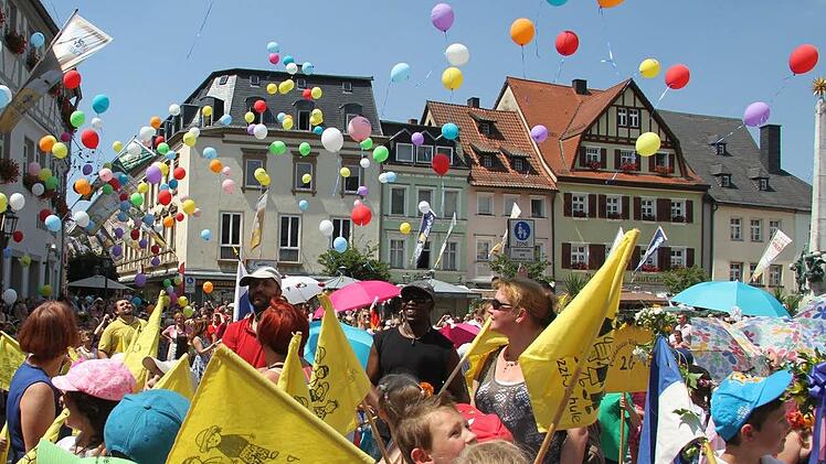 Bunte Luftballons steigen zum krönenden Abschluss des Gregorifests in den blauen Kulmbacher Himmel auf.  Fotos: Sonja Adam