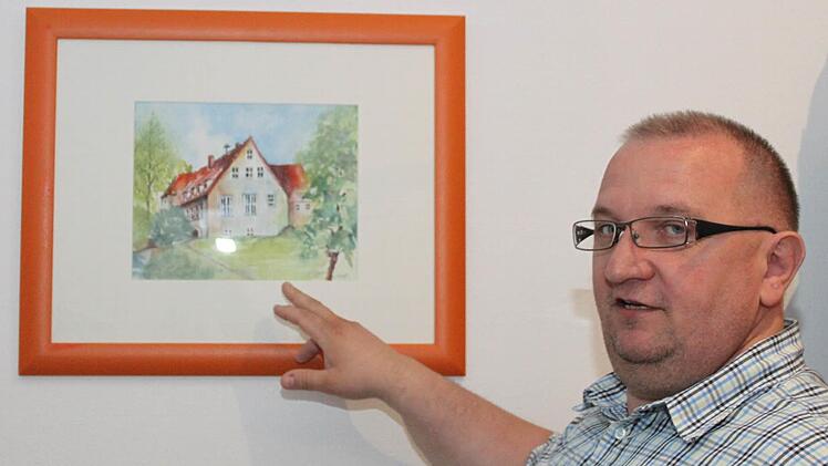 Hans Heckel zeigt ein Aquarell von der alten Schule. Foto: Carmen Schwind