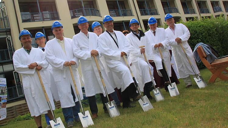 Erinnerungsbild vom ersten Spatenstich - im Hintergrund: das Kurhotel.