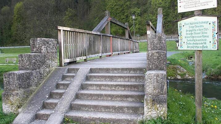 Der Standort der Tafel bei der Fußgängerbrücke in Muggendorf Foto: Reinhard