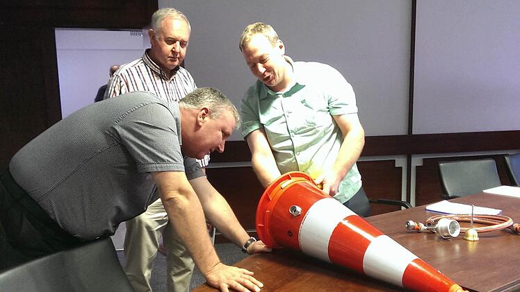 Gerhard Helfrich (rechts) zeigt einem Vertreter der städtischen Wasserversorgung in Kapstadt seine Erfindung. Die Messtechnik ist in einem Pylonen eingebaut. Foto: Dieter Martin