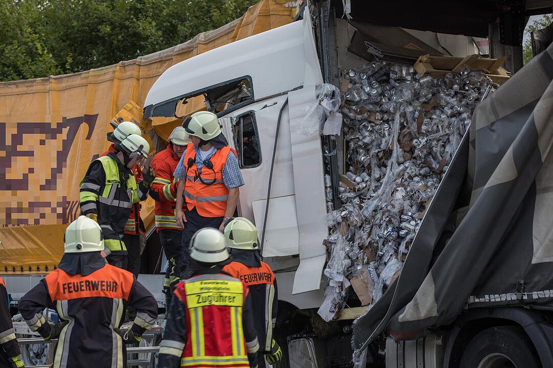 Auffahrunfall auf der A9 bei Allersberg: Lkws krachen ineinander – Bergungsarbeiten laufen