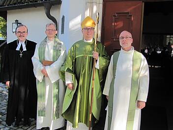 Die Geistlichkeit formiert sich vor dem Festgottesdienst zum Einzug indie St.-Nikolas-Kapelle. Von links: Dekan Andreas Kleefeld, Pfarrer HansJürgen Pöschl, Bischof Matthias Ring und Pfarrer Niki Schönherr. Foto:Martin Koch