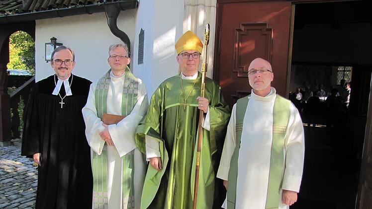 Die Geistlichkeit formiert sich vor dem Festgottesdienst zum Einzug indie St.-Nikolas-Kapelle. Von links: Dekan Andreas Kleefeld, Pfarrer HansJürgen Pöschl, Bischof Matthias Ring und Pfarrer Niki Schönherr. Foto:Martin Koch