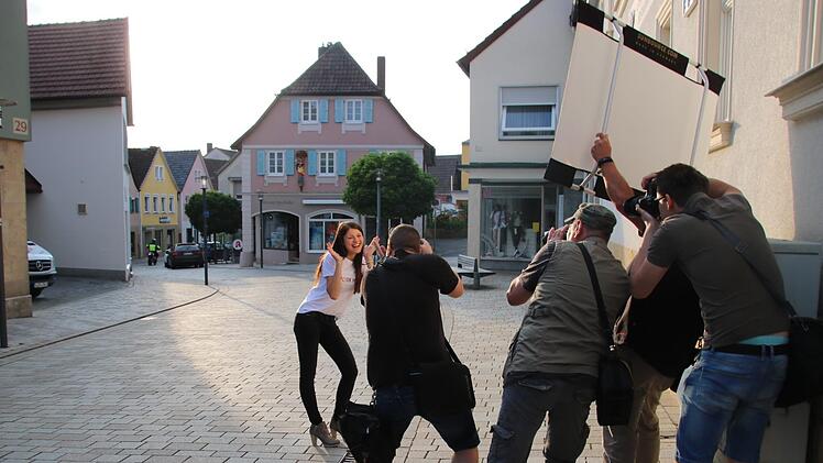 Die Bahnhofstraße wird zum Walk of Fame:  Mehrere Fotografen machen Aufnahmen von Miriam.Matthias Einwag