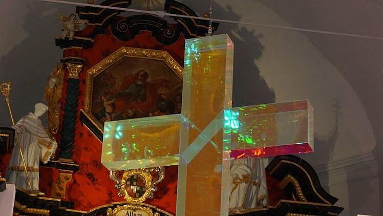 Faszinierend und immer wieder im wechselnden Licht  - so präsentiert sich das Lichtkreuz von Ludger Hinse in der Wallfahrtskirche am Volkersberg. Foto: Marion Eckert