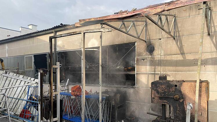 Großbrand einer Fabrikhalle in Michelau