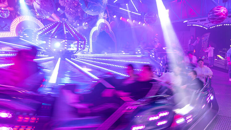 Nach zwei Jahren Corona-Pause: Erstes Volksfest in Bayern eröffnet