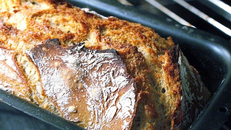 Frisch aus dem Ofen: Dinkel-Vollkorn-Brot duftet himmlisch und schmeckt unglaublich lecker.