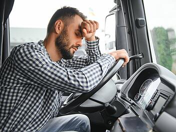 A3 bei Aschaffenburg gesperrt: Autofahrer schläft ein und kracht gegen Sattelzug