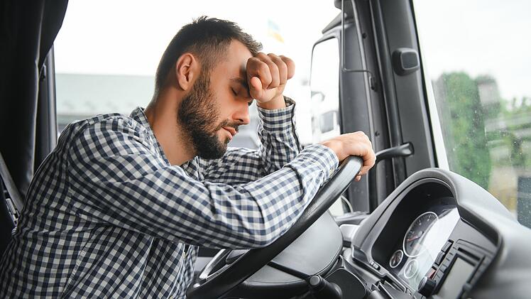 A3 bei Aschaffenburg gesperrt: Autofahrer schläft ein und kracht gegen Sattelzug