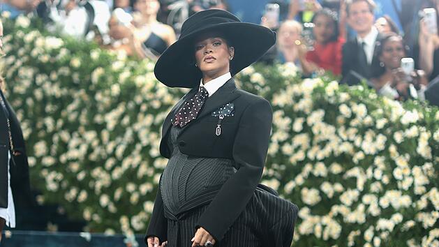 Rihanna pr&auml;sentierte in der Met Gala stolz ihren Babybauch.
