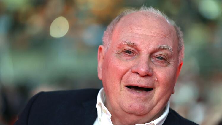 Uli Hoeneß findet, dass Verteidigungsfragen derzeit politischen Vorrang genießen sollten.