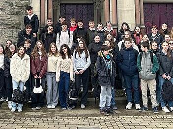 Gruppenaufnahme der Austauschsch&uuml;ler mit der Leiterin des Austausches auf deutscher Seite, Carola Beudert (ganz rechts), vor dem Temple Neuf, einer evangelischen Kirche, in Metz.