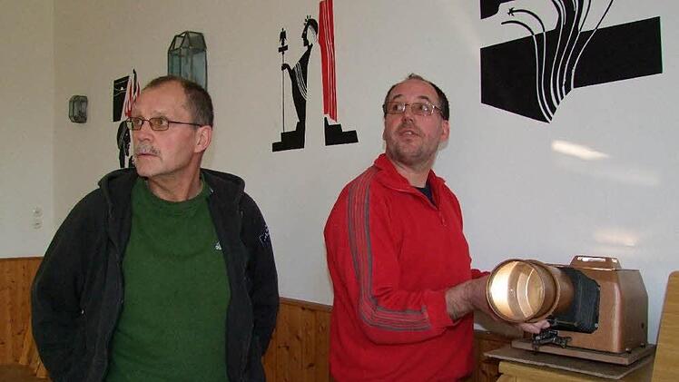 Funktioniert der Liedanzeiger? Harald Knaup und Paul Schug überprüfen die Reichweite des wiederhergestellten Geräts. Foto: Berthold