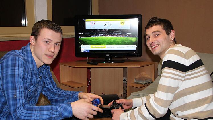 Sergej Beitelspacher (links) und Alexander Hert spielen Play-Station.