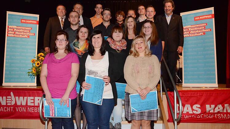 Die Junghandwerkerinnen und Junghandwerker aus der Nahrungsmittelbranche, Bäcker, Bäcker-Verkäuferinnen, Fleischerverkäuferinnen, und Metzger. Mit im Bild hinten (von links): Prüfungsausschussvorsitzender der Bäcker, Hubert Ruß, Innungs-Obermeister Bäcker, Gerhard Löffler, rechts Eberhard Kraus, Prüfungsausschussvorsitzender Metzger.