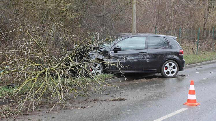 Am Mittwochmorgen (19.03.2014) ereignete sich auf der B22 am Ortsausgang von Bayreuth ein Verkehrsunfall mit toedlichem Ausgang. Foto: News5 / Fricke