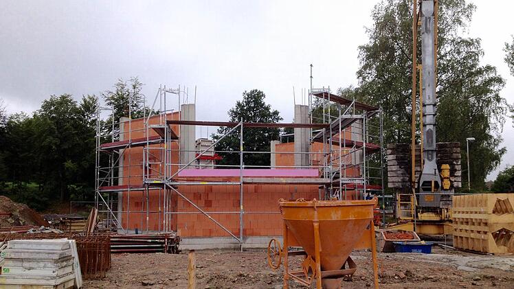 Sie wächst und wächst: Die achteckige neue Kapelle in Oberwildflecken während der Bauphase. Foto: Sebastian Schmitt-Mathea