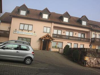 In den Privaträumen des Gasthofs "Frankenhöhe" in Arnstein stahlen Unbekannte am Donnerstagabend Bargeld im mittleren fünfstelligen Eurobetrag. Foto: Matthias Einwag