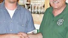 Reinhold Heilmann (rechts) und Christian Müller bekräftigten die Freundschaft zwischen Steinsfeld und Käßlitz.  Foto: Ulrike Langer